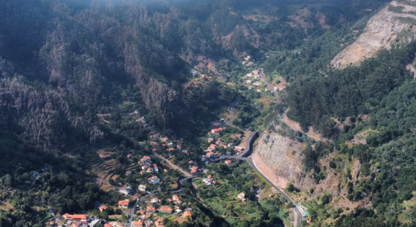 Jovem em estado grave após queda de 30 metros
