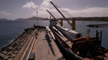 Mega operação de descarga e transporte de dois aerogeradores no Porto Santo (vídeo)