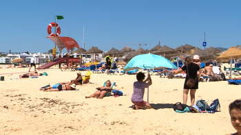 Guarda-sol à frente das concessões é permitido porque em Portugal todas as praias são públicas (vídeo)