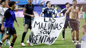 Reino Unido pede à FIFA investigação a faixa sobre Malvinas exibida por jogadores argentinos