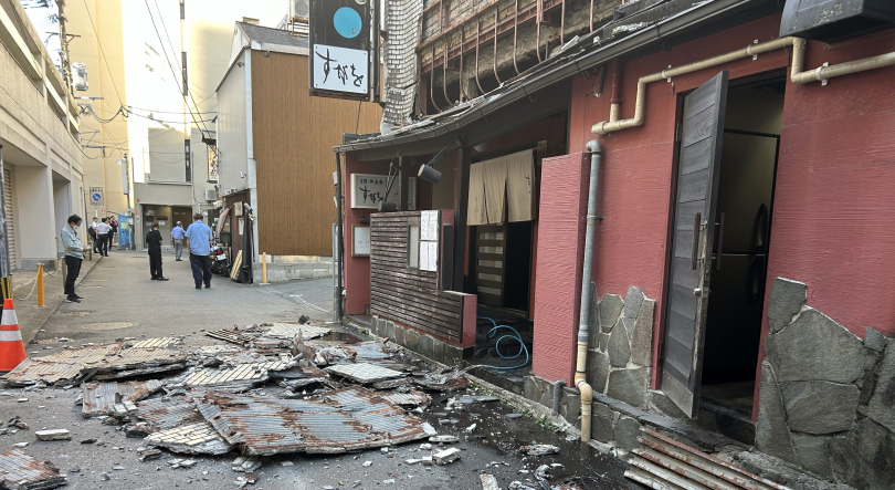 Sismo no Japão faz desabar andar de centro comercial