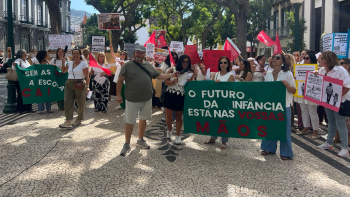 Manifestação reuniu cerca de 100 técnicas de apoio à infância (vídeo)