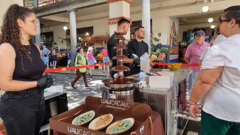 Chocolate artesanal misturado com frutas no Mercado dos Lavradores (áudio)