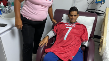 Cristiano Ronaldo deu uma camisola a um sobrevivente dos sismos (vídeo)