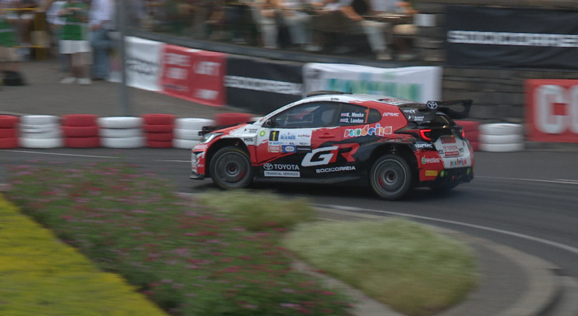 Kris Meeke vence Super Especial