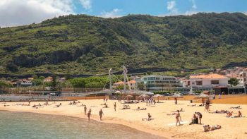 Praia de areia de Machico continua com a bandeira vermelha hasteada
