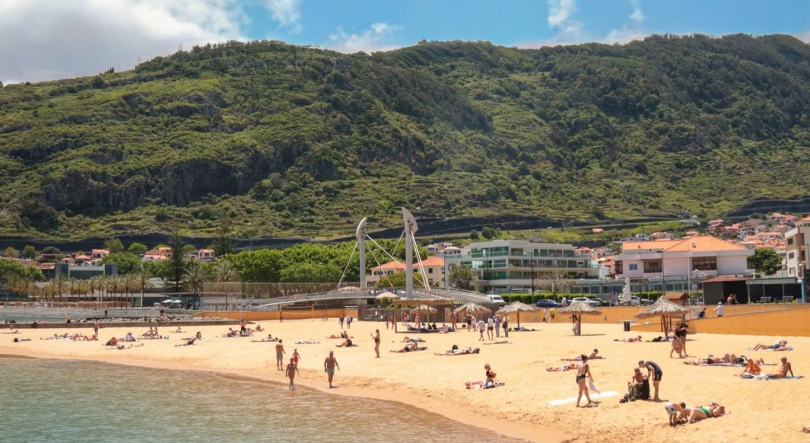 Praia de areia de Machico continua com a bandeira vermelha hasteada