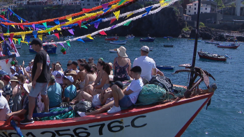 Cerca de 60 embarcações na procissão marítima de São Pedro (vídeo)