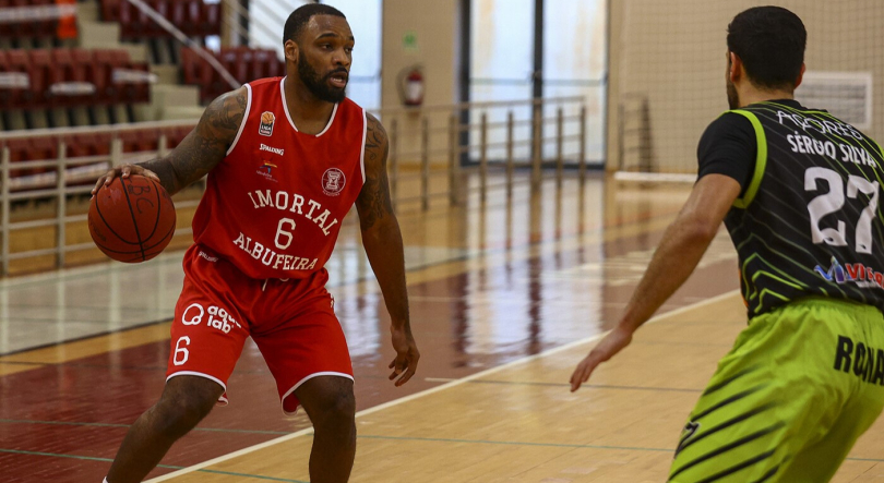 Ty Toney assina pelo CAB Madeira