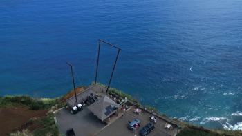 Baloiço suspenso a 20 metros de altura atrai visitantes (vídeo)