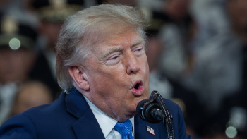 Trump ameaça bombardear Omã se país se entender com Teerão sobre Ormuz
