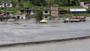 Número de vítimas mortais no Nepal ultrapassa os 800