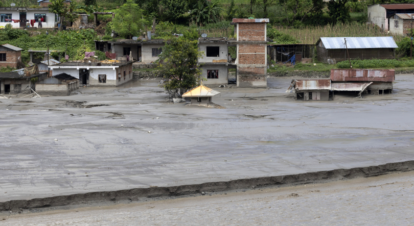 Número de vítimas mortais no Nepal ultrapassa os 800