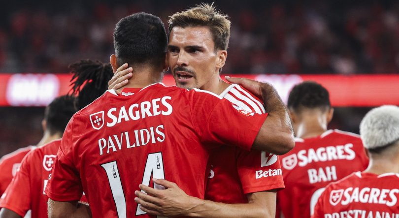 Benfica vence Estoril Praia e sobe ao quinto lugar