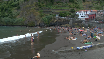Praia do Seixal é um ‘postal’ para os turistas (vídeo)