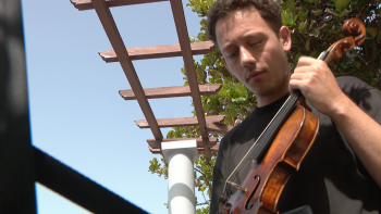 Antigo aluno do Conservatório pratica com violino do século XVIII (vídeo)