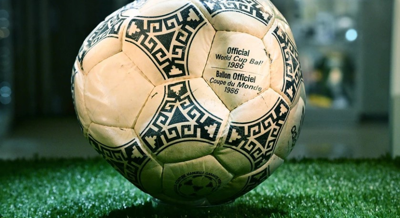 Bola do golo de Maradona com a ‘mão de Deus’ vendida por quase 3 milhões de euros
