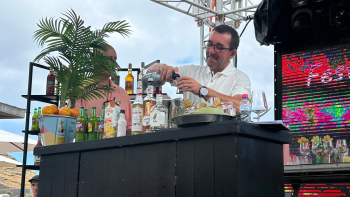 Festival de cocktails teve uma corrida de bandejas (vídeo)