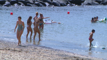 Madeirenses e turistas escolhem a praia da Calheta em agosto (vídeo)