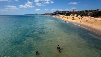 Mancha de cimento misturada com água levou ao encerramento da praia (áudio)