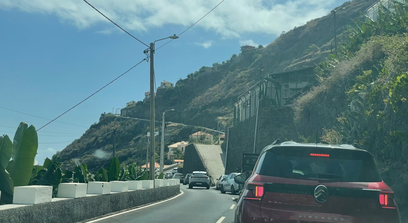 Acidente encerra túnel do Lugar de Baixo
