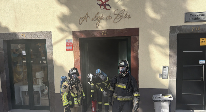 Incêndio em loja de decoração no Funchal mobilizou os bombeiros