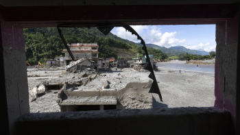 Sobe para 1.344 número de mortos pelas cheias no Nepal