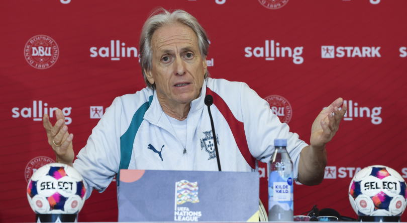 Jorge Jesus diz que Ronaldo não é o “principal tema” e vai continuar no banco