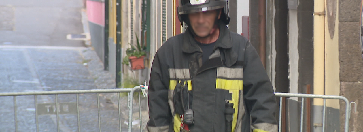 Bombeiro ficou ferido a combater incêndio (vídeo)