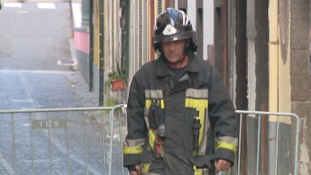 Bombeiro ficou ferido a combater incêndio (vídeo)
