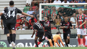 Benfica vence na Madeira com bis de Barreiro