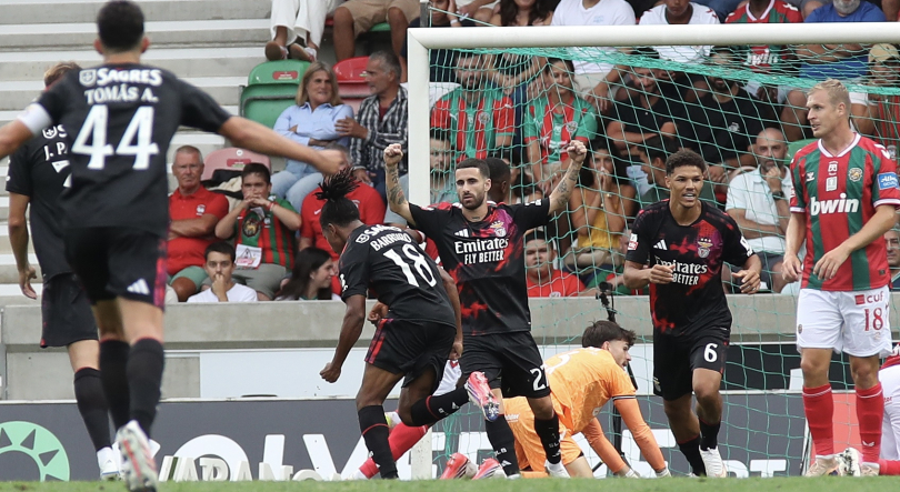 Benfica vence na Madeira com bis de Barreiro
