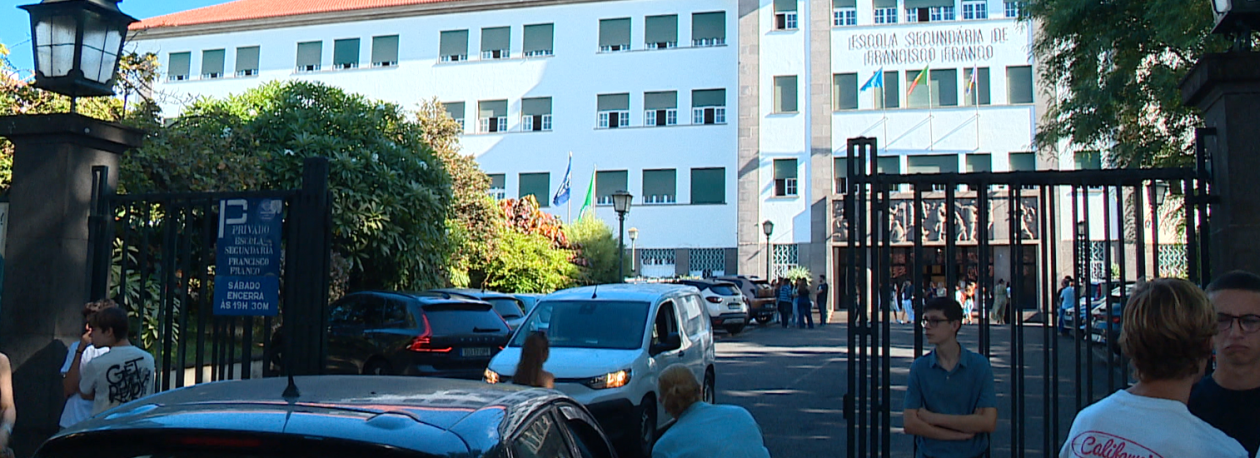 Milhares de estudantes do ensino secundário regressaram hoje às aulas (vídeo)