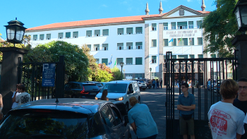 Milhares de estudantes do ensino secundário regressaram hoje às aulas (vídeo)