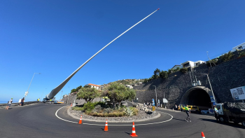 Pá ficou retida durante duas horas na rotunda do Arco da Calheta (vídeo)