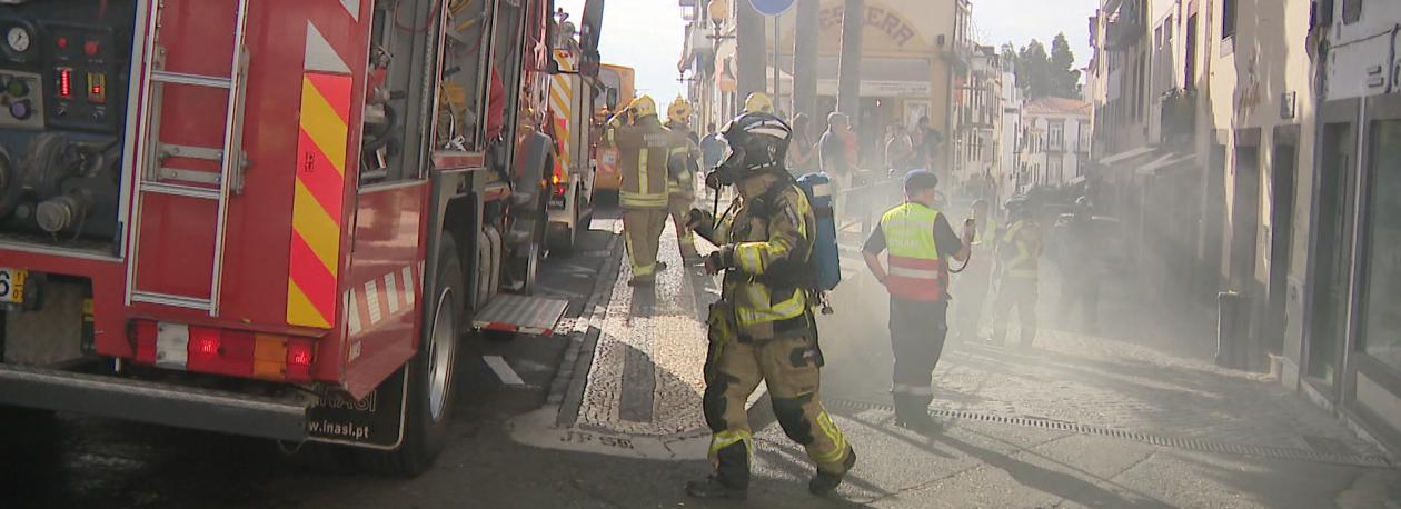 Incêndio numa loja de decoração na Rua dos Tanoeiros (vídeo)
