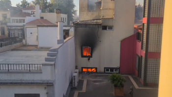Chamas voltaram ao prédio que ardeu na Zona Velha (vídeo)