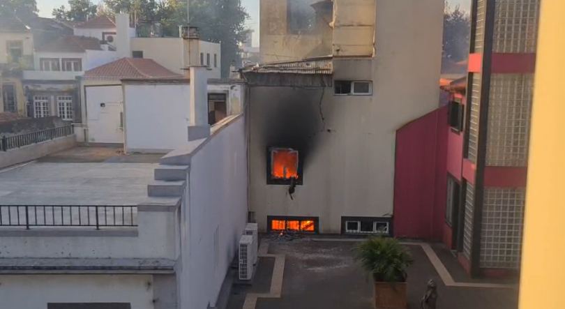 Chamas voltaram ao prédio que ardeu na Zona Velha (vídeo)