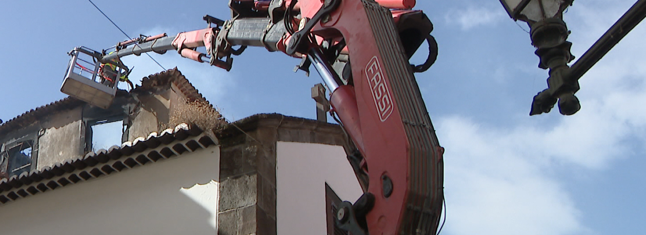 Parede do edifício que ardeu demolida por precaução (vídeo)