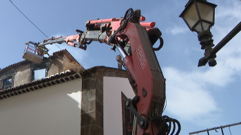 Parede do edifício que ardeu demolida por precaução (vídeo)