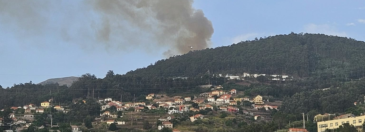 Meio aéreo combate incêndio na Ribeira Brava
