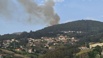 Meio aéreo combate incêndio na Ribeira Brava