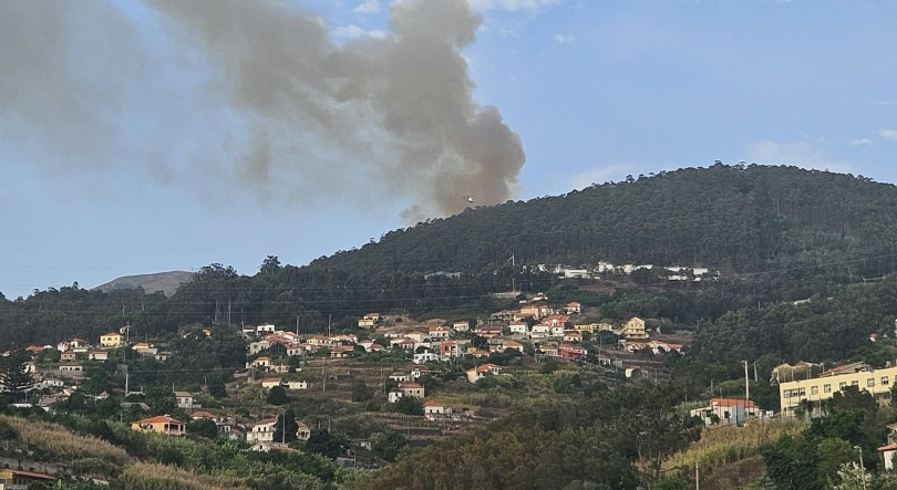 Meio aéreo combate incêndio na Ribeira Brava