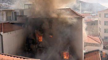 Incêndio em prédio devoluto mobilizou 34 operacionais no Funchal (vídeo)