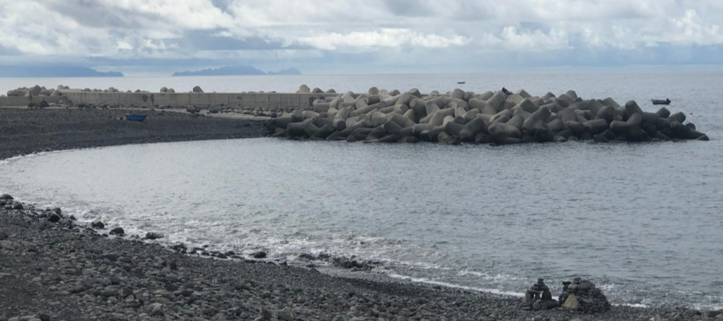 Cadáver de homem encontrado a flutuar na praia do Almirante Reis (áudio)