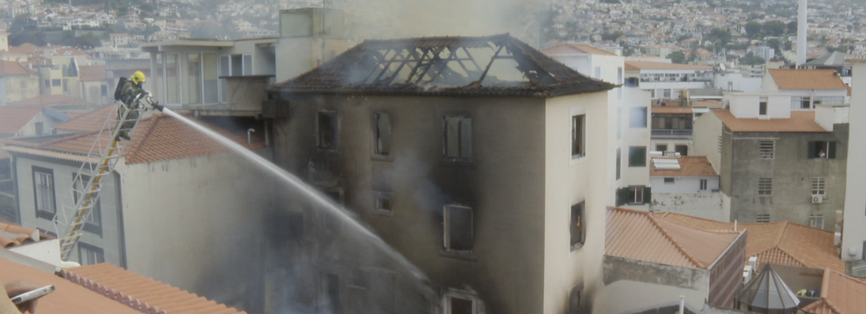 Reacendeu o incêndio que deflagrou num edifício na Rua do Sabão (vídeo)
