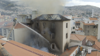 Reacendeu o incêndio que deflagrou num edifício na Rua do Sabão (vídeo)
