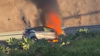 Carro em chamas mobiliza bombeiros 