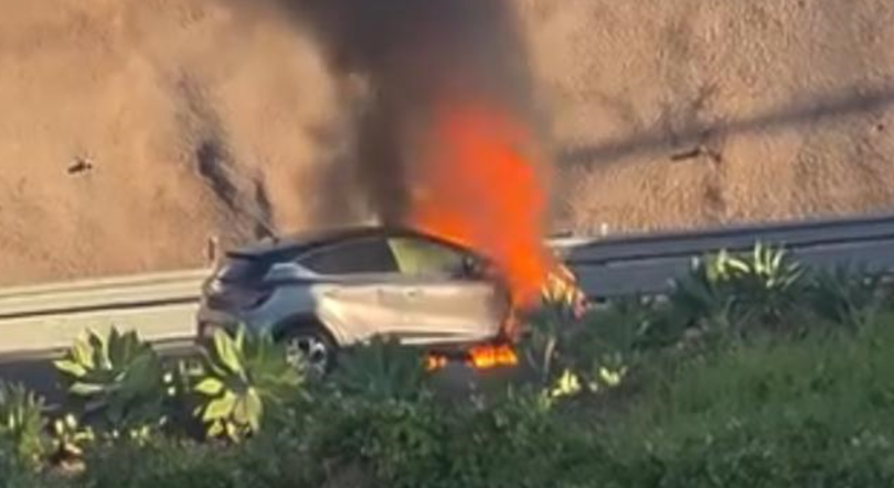 Carro em chamas mobiliza bombeiros 
