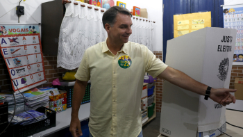 Flávio Bolsonaro com 49,58% com 64,81% das secções de voto contadas